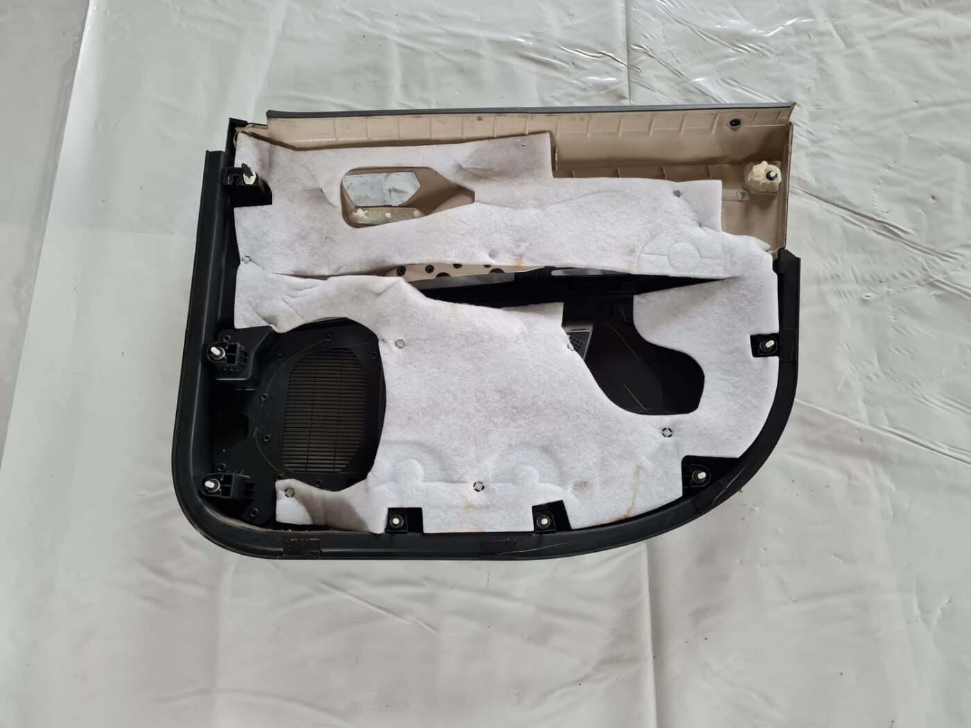 Priekšējo kreiso durvju apdare priekš DODGE JOURNEY 2010 2 Priekšējo kreiso durvju apdare priekš DODGE JOURNEY 2010