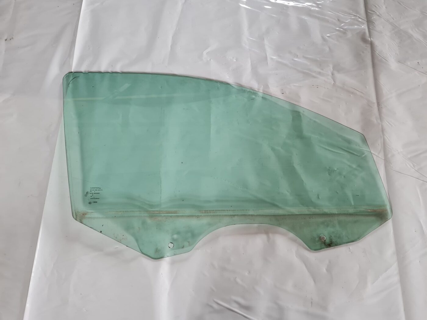 Priekšējo labo durvju stikls priekš DODGE JOURNEY 2010