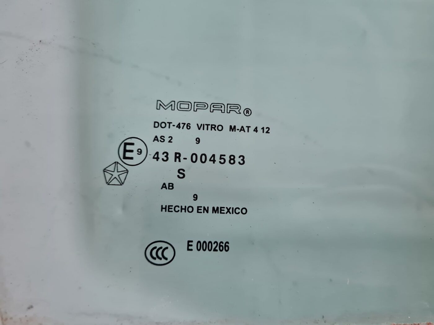 Priekšējo labo durvju stikls priekš DODGE JOURNEY 2010