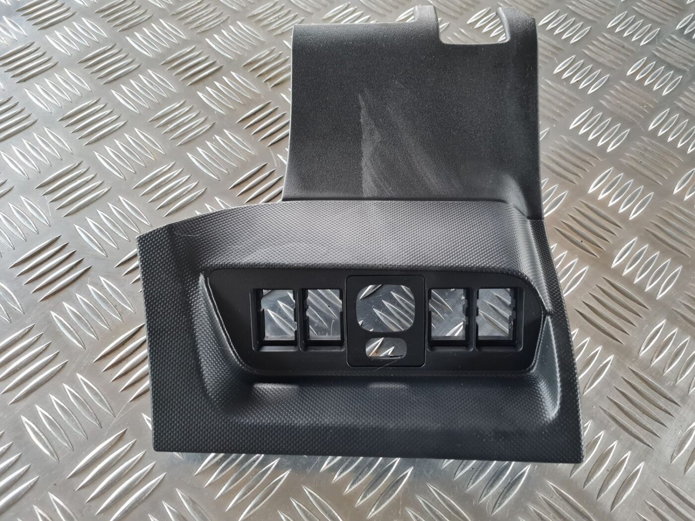 Gaismas slēdža apdare (uz paneļa) priekš TOYOTA AURIS 2007 2 Gaismas slēdža apdare (uz paneļa) priekš TOYOTA AURIS 2007