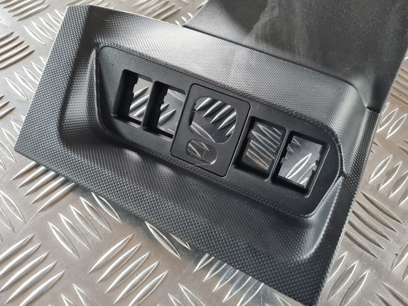 Gaismas slēdža apdare (uz paneļa) priekš TOYOTA AURIS 2007 6 Gaismas slēdža apdare (uz paneļa) priekš TOYOTA AURIS 2007