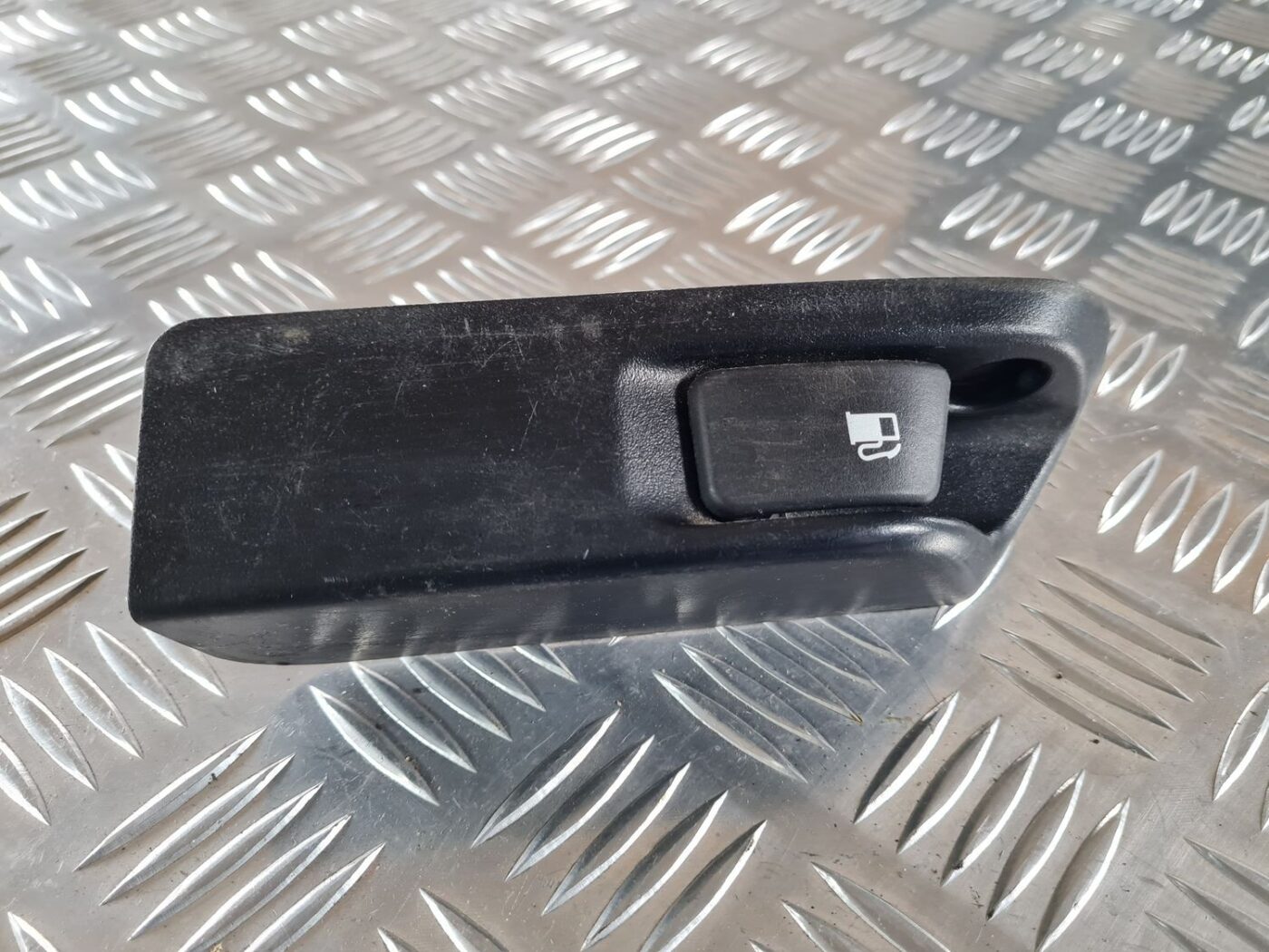 Degvielas tvertnes atvēršanas poga priekš TOYOTA AURIS 2007