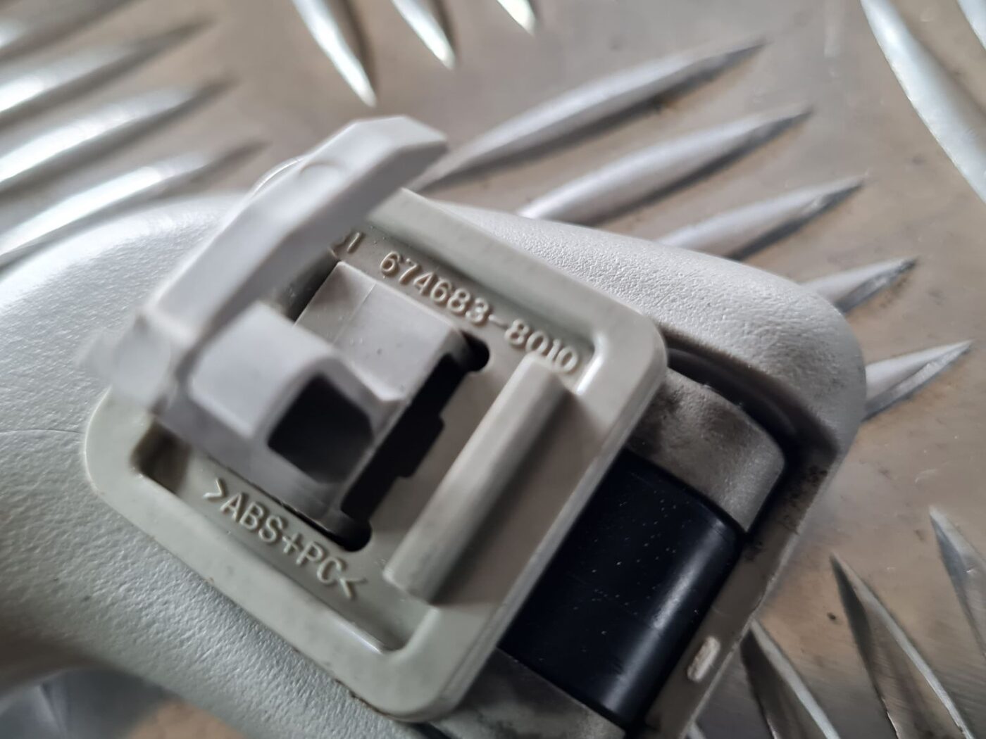 Salona rokturis griestos priekš TOYOTA AURIS 2007