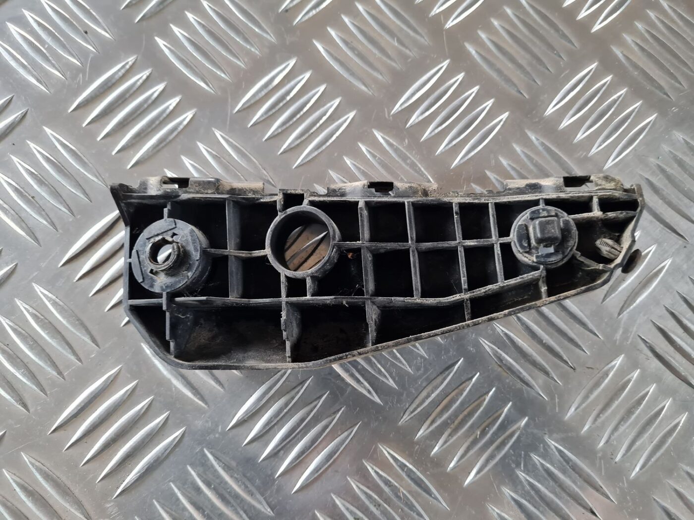 Priekšēja bufera kronšteins priekš TOYOTA AURIS 2007 3 Priekšēja bufera kronšteins priekš TOYOTA AURIS 2007