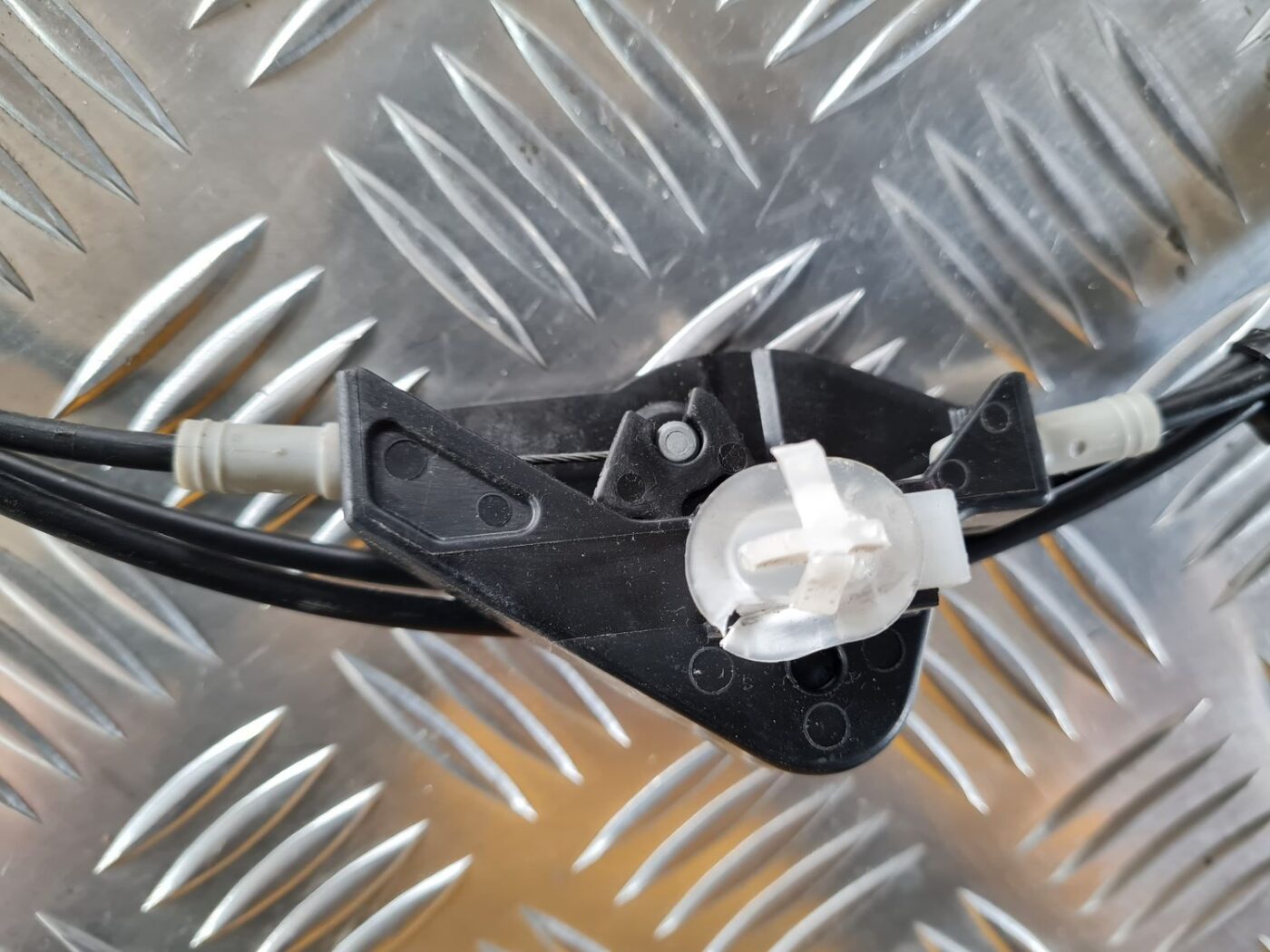 Degvielas tvertnes vāka trose priekš TOYOTA AURIS 2007 3 Degvielas tvertnes vāka trose priekš TOYOTA AURIS 2007