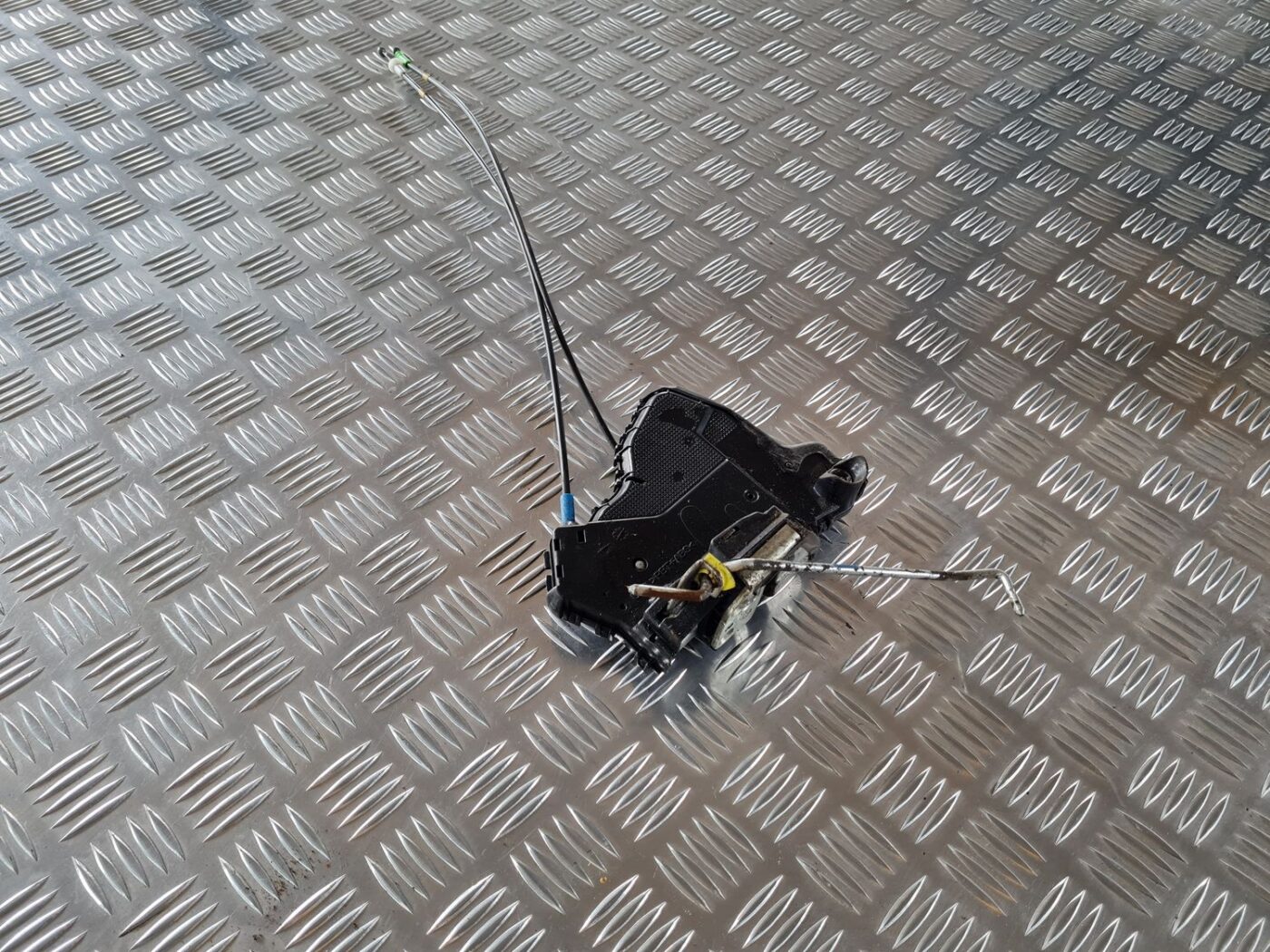 Priekšējo kreiso durvju slēdzene priekš TOYOTA AURIS 2007