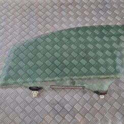 Priekšējo kreiso durvju stikls priekš TOYOTA AURIS 2007