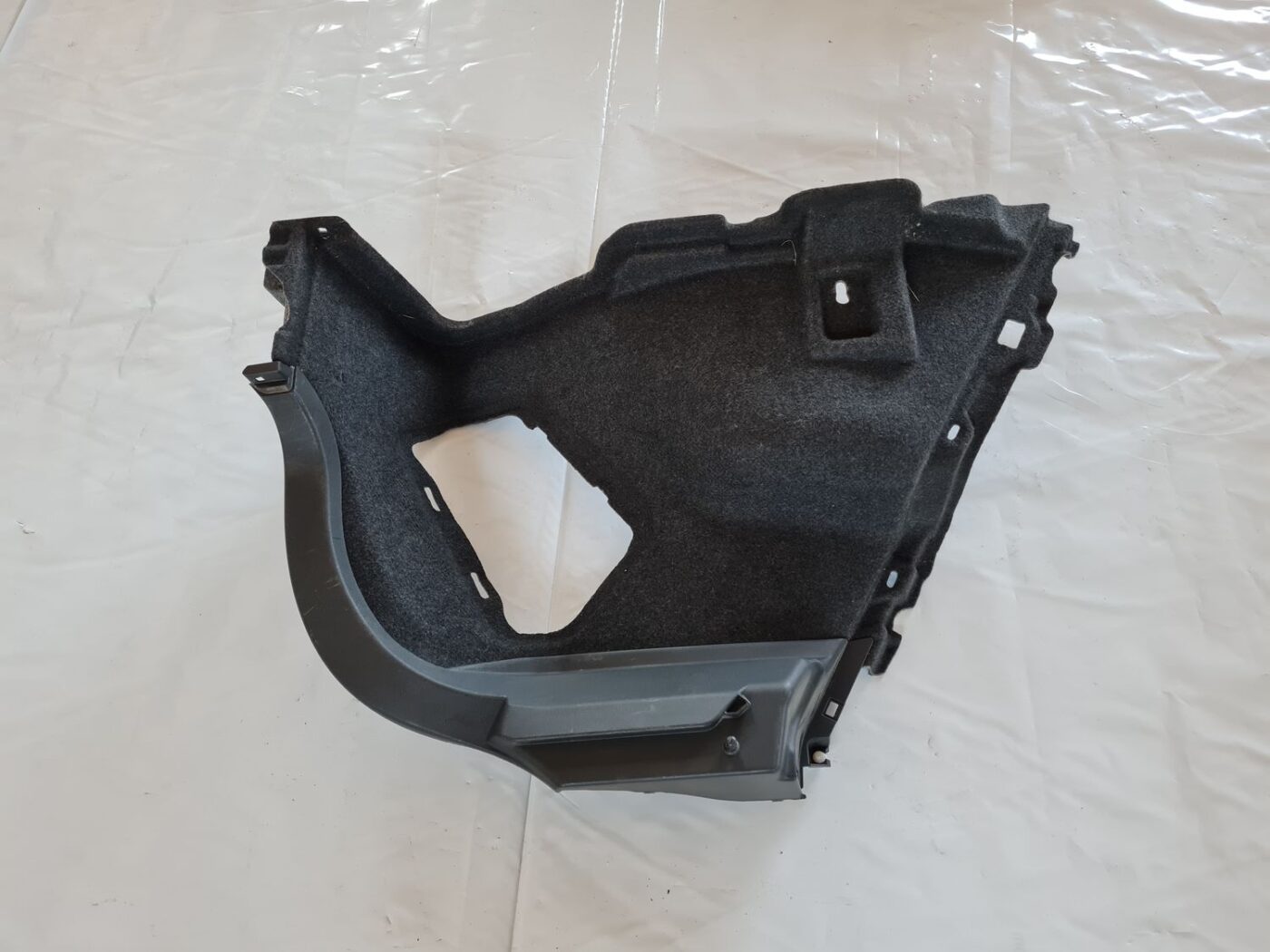 Bagāžnieka nodalījuma sānu apdare priekš TOYOTA AURIS 2007 2 Bagāžnieka nodalījuma sānu apdare priekš TOYOTA AURIS 2007