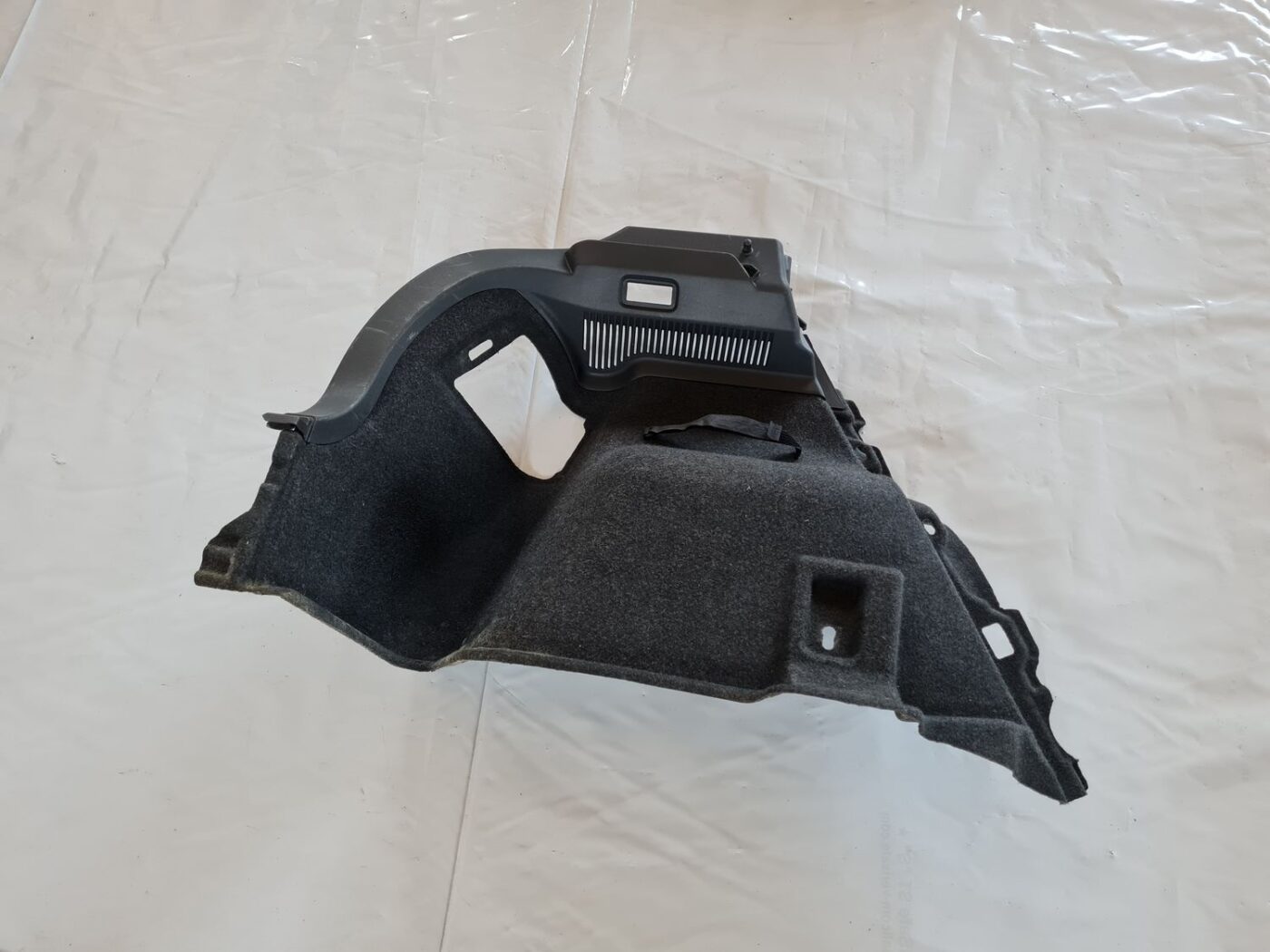 Bagāžnieka nodalījuma sānu apdare priekš TOYOTA AURIS 2007