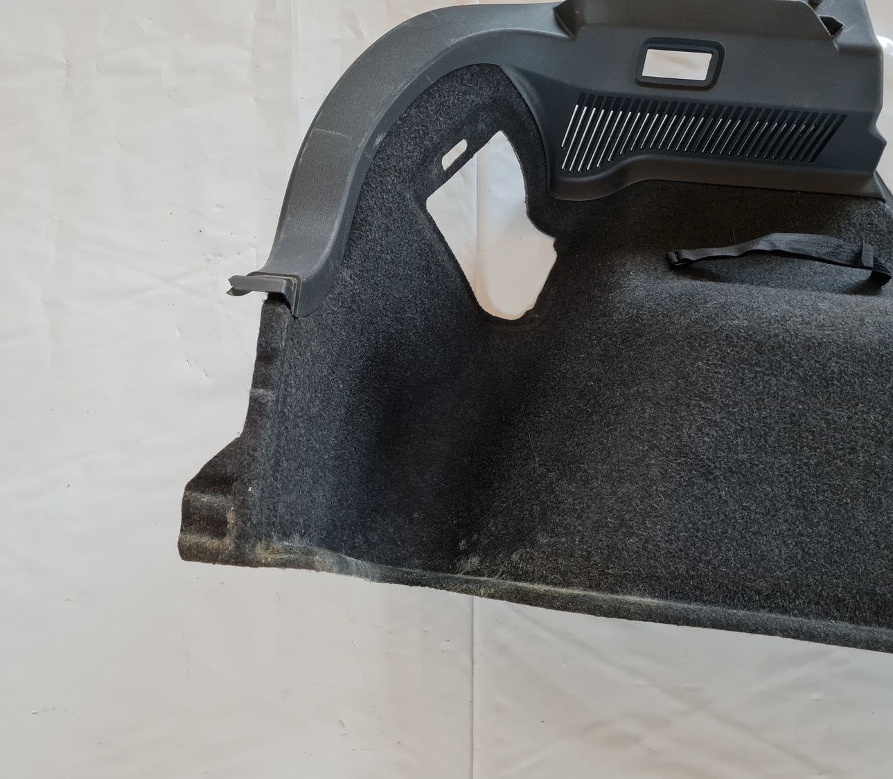 Bagāžnieka nodalījuma sānu apdare priekš TOYOTA AURIS 2007