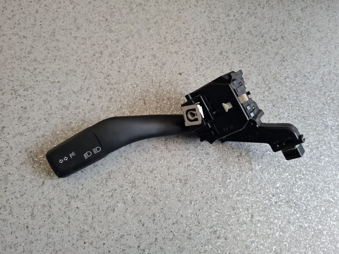 Pagrieziena rādītāju slēdzis priekš VW GOLF 5 2006