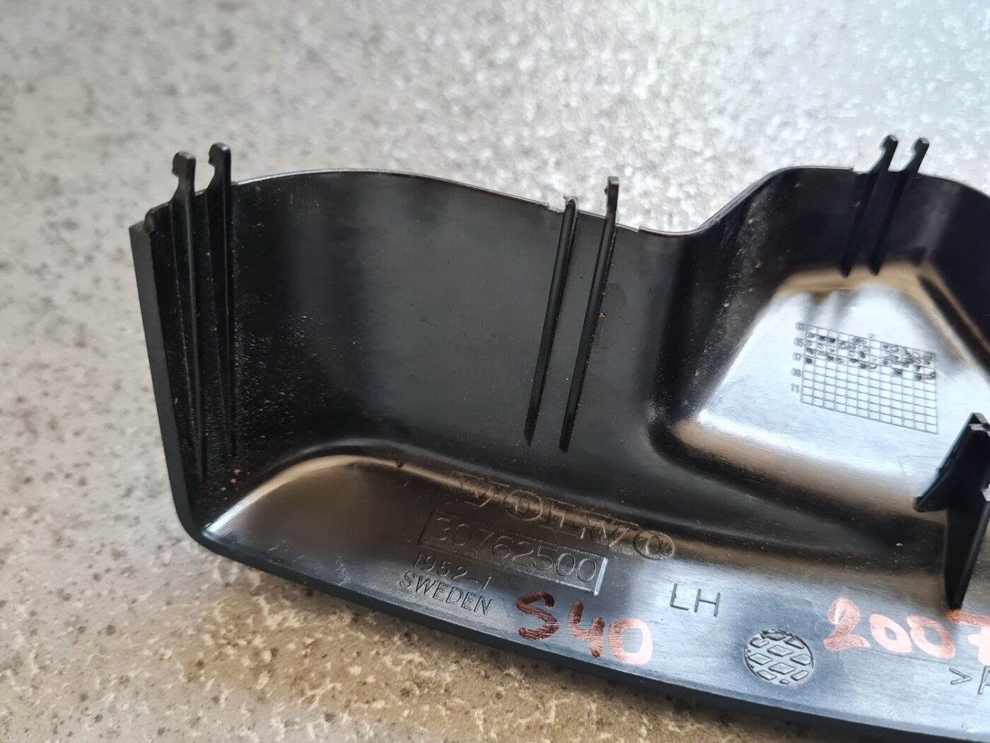 Atpakaļskata spoguļa apdare (salonā) priekš VOLVO S40 2007 6 Atpakaļskata spoguļa apdare (salonā) priekš VOLVO S40 2007