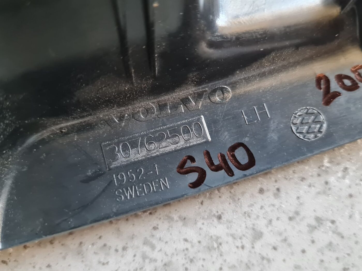 Atpakaļskata spoguļa apdare (salonā) priekš VOLVO S40 2007 3 Atpakaļskata spoguļa apdare (salonā) priekš VOLVO S40 2007