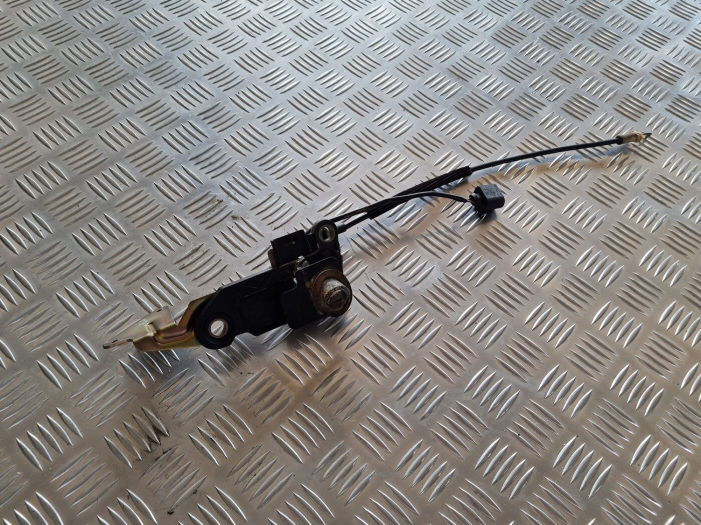 Bagāžnieka vāka slēdzene priekš VW PASSAT 2004 UNIVERSAL GREY 1 Bagāžnieka vāka slēdzene priekš VW PASSAT 2004 UNIVERSAL GREY