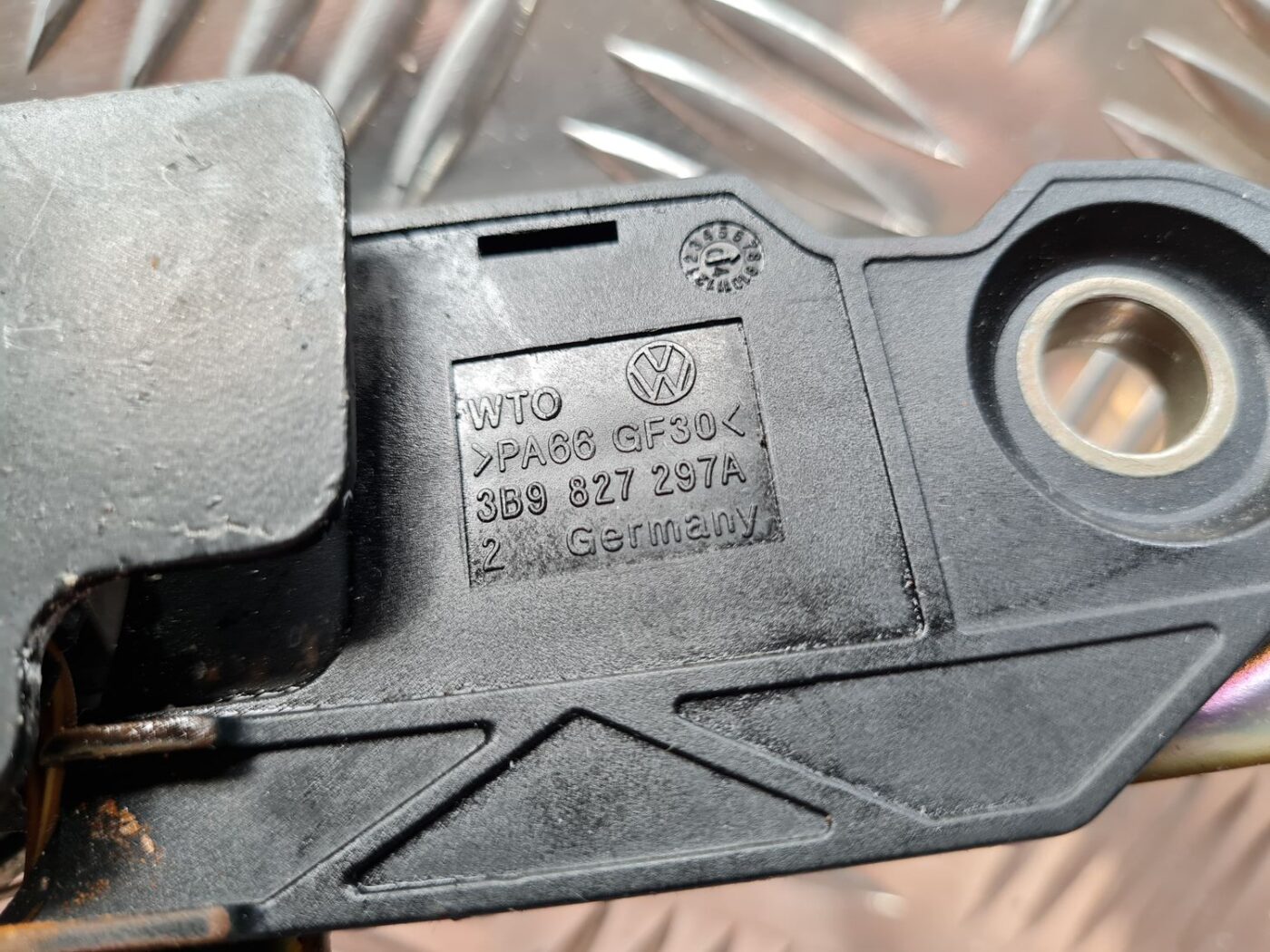 Bagāžnieka vāka slēdzene priekš VW PASSAT 2004 UNIVERSAL GREY 5 Bagāžnieka vāka slēdzene priekš VW PASSAT 2004 UNIVERSAL GREY