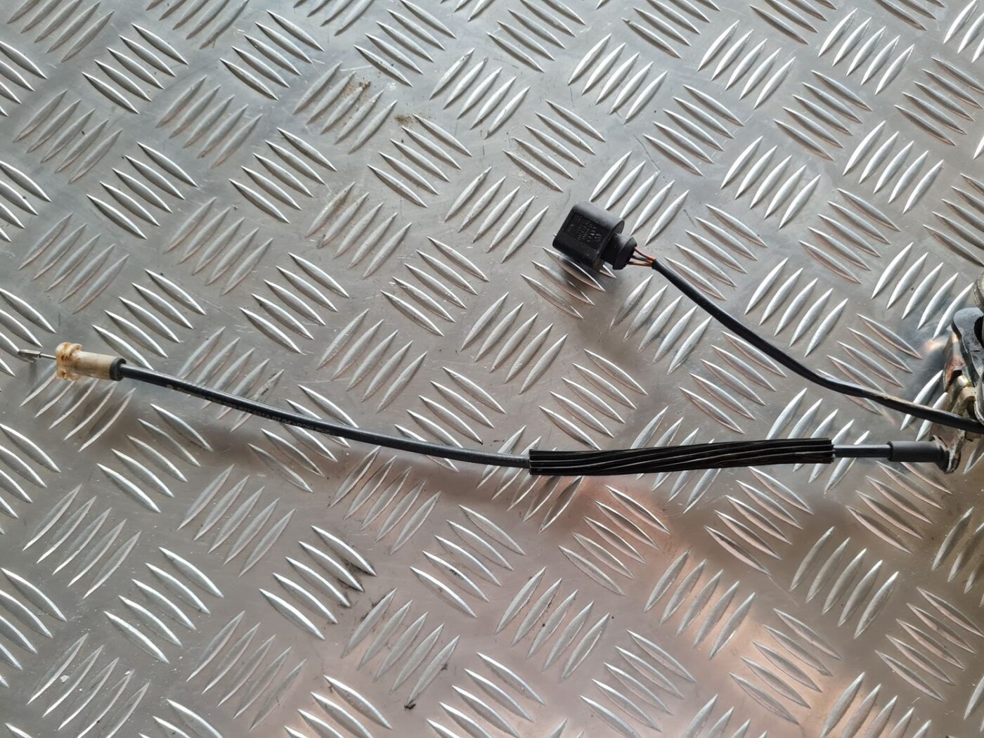 Bagāžnieka vāka slēdzene priekš VW PASSAT 2004 UNIVERSAL GREY 4 Bagāžnieka vāka slēdzene priekš VW PASSAT 2004 UNIVERSAL GREY