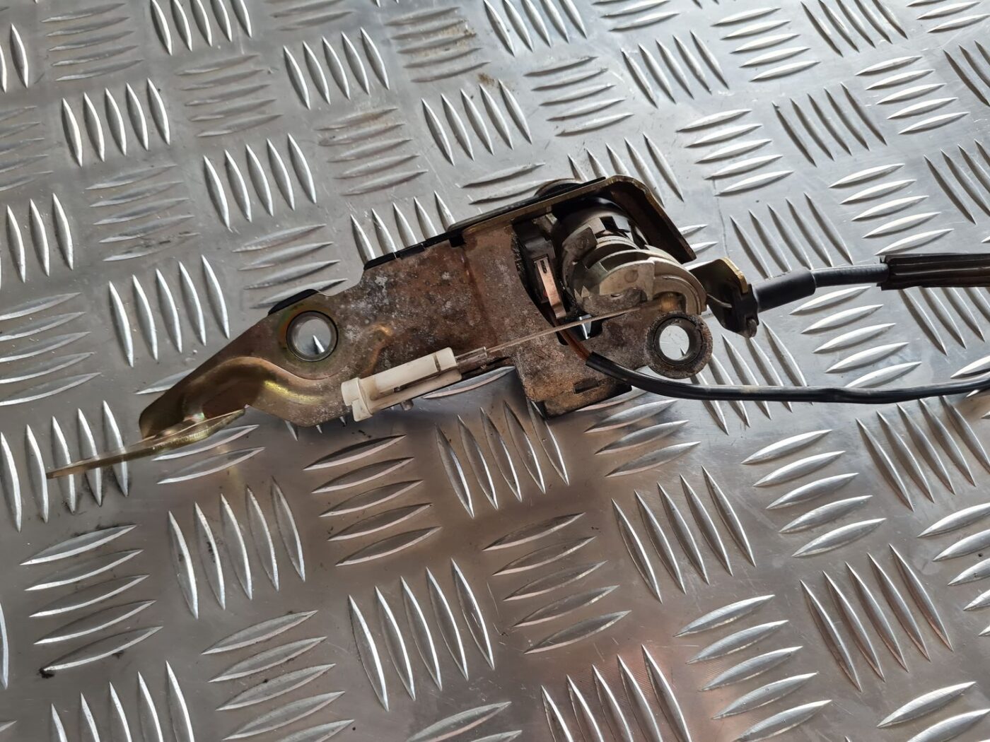 Bagāžnieka vāka slēdzene priekš VW PASSAT 2004 UNIVERSAL GREY 3 Bagāžnieka vāka slēdzene priekš VW PASSAT 2004 UNIVERSAL GREY