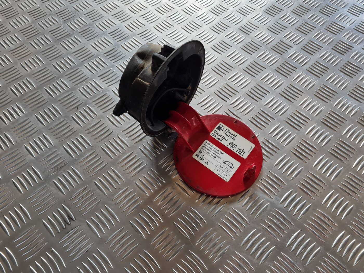 Degvielas tvertnes vāks priekš VW PASSAT 2004 UNIVERSAL GREY 1 Degvielas tvertnes vāks priekš VW PASSAT 2004 UNIVERSAL GREY