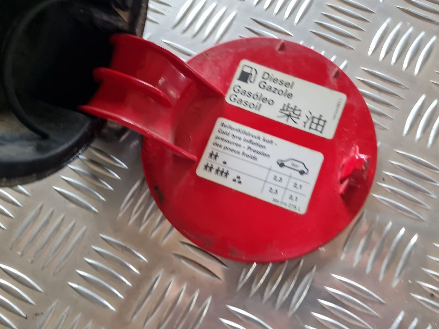 Degvielas tvertnes vāks priekš VW PASSAT 2004 UNIVERSAL GREY 2 Degvielas tvertnes vāks priekš VW PASSAT 2004 UNIVERSAL GREY