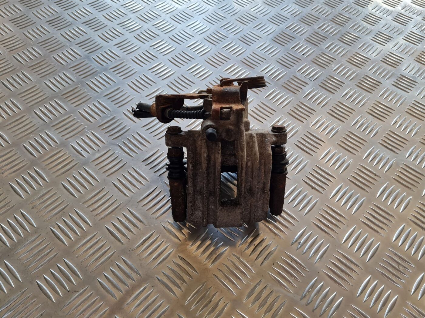 Aizmugurējais kreisais suports priekš VW PASSAT 2004 UNIVERSAL GREY 1 Aizmugurējais kreisais suports priekš VW PASSAT 2004 UNIVERSAL GREY