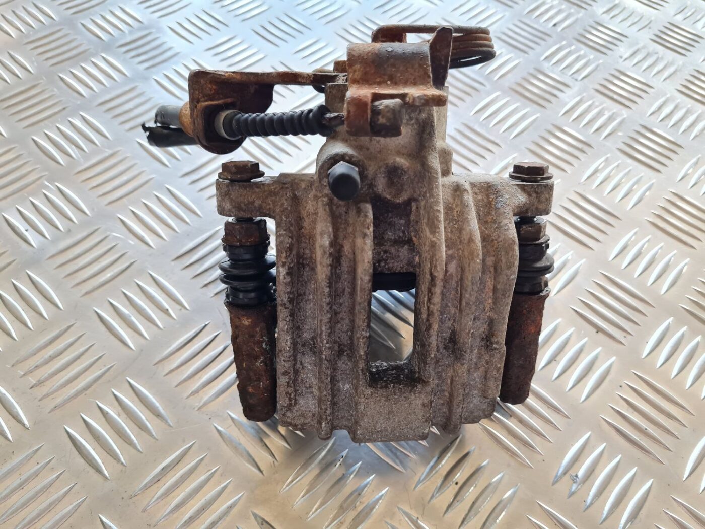 Aizmugurējais kreisais suports priekš VW PASSAT 2004 UNIVERSAL GREY 2 Aizmugurējais kreisais suports priekš VW PASSAT 2004 UNIVERSAL GREY