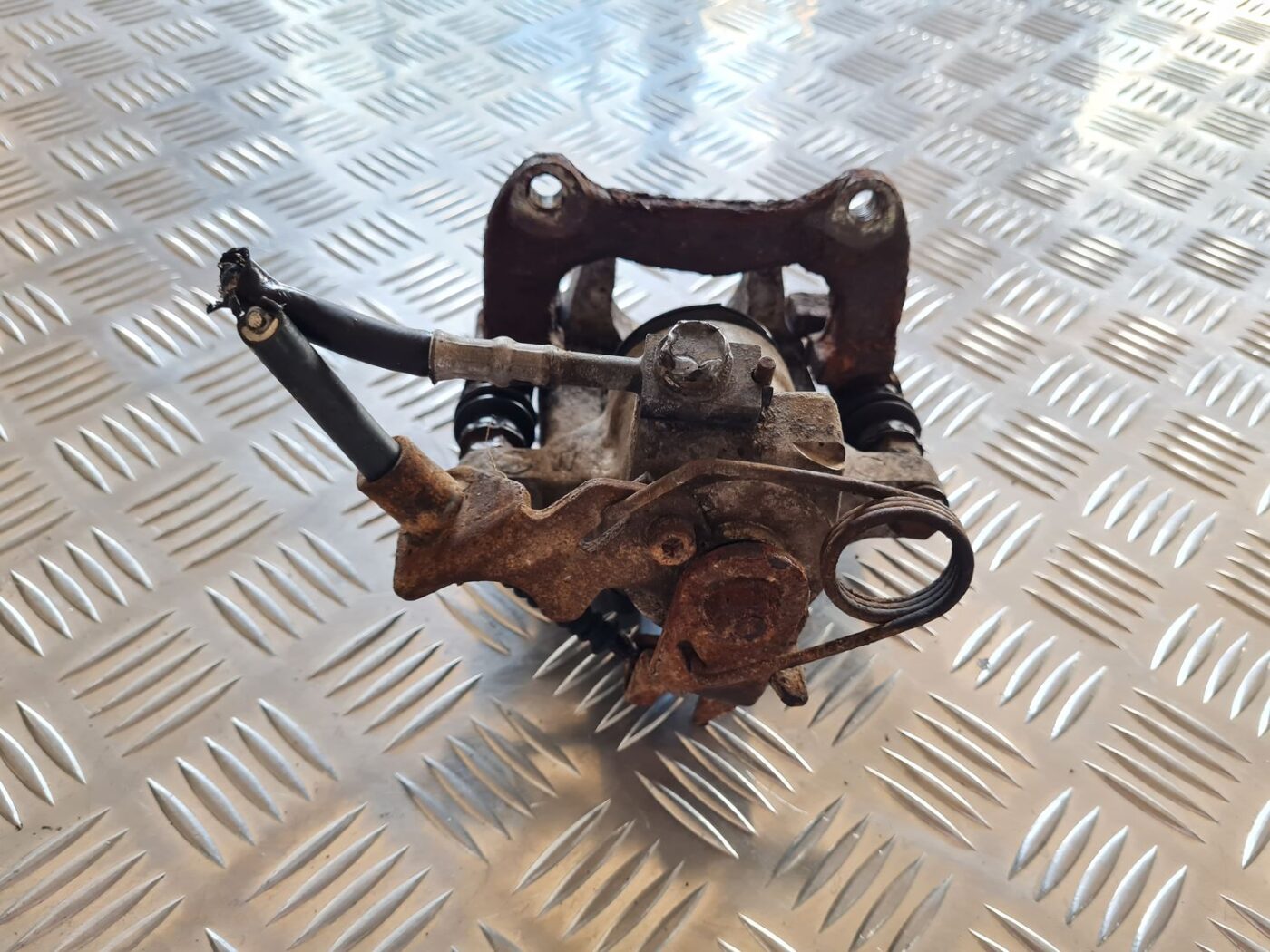 Aizmugurējais kreisais suports priekš VW PASSAT 2004 UNIVERSAL GREY 5 Aizmugurējais kreisais suports priekš VW PASSAT 2004 UNIVERSAL GREY