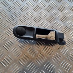 Salona durvju rokturis, aizmugures labais priekš VW PASSAT 2004 UNIVERSAL GREY