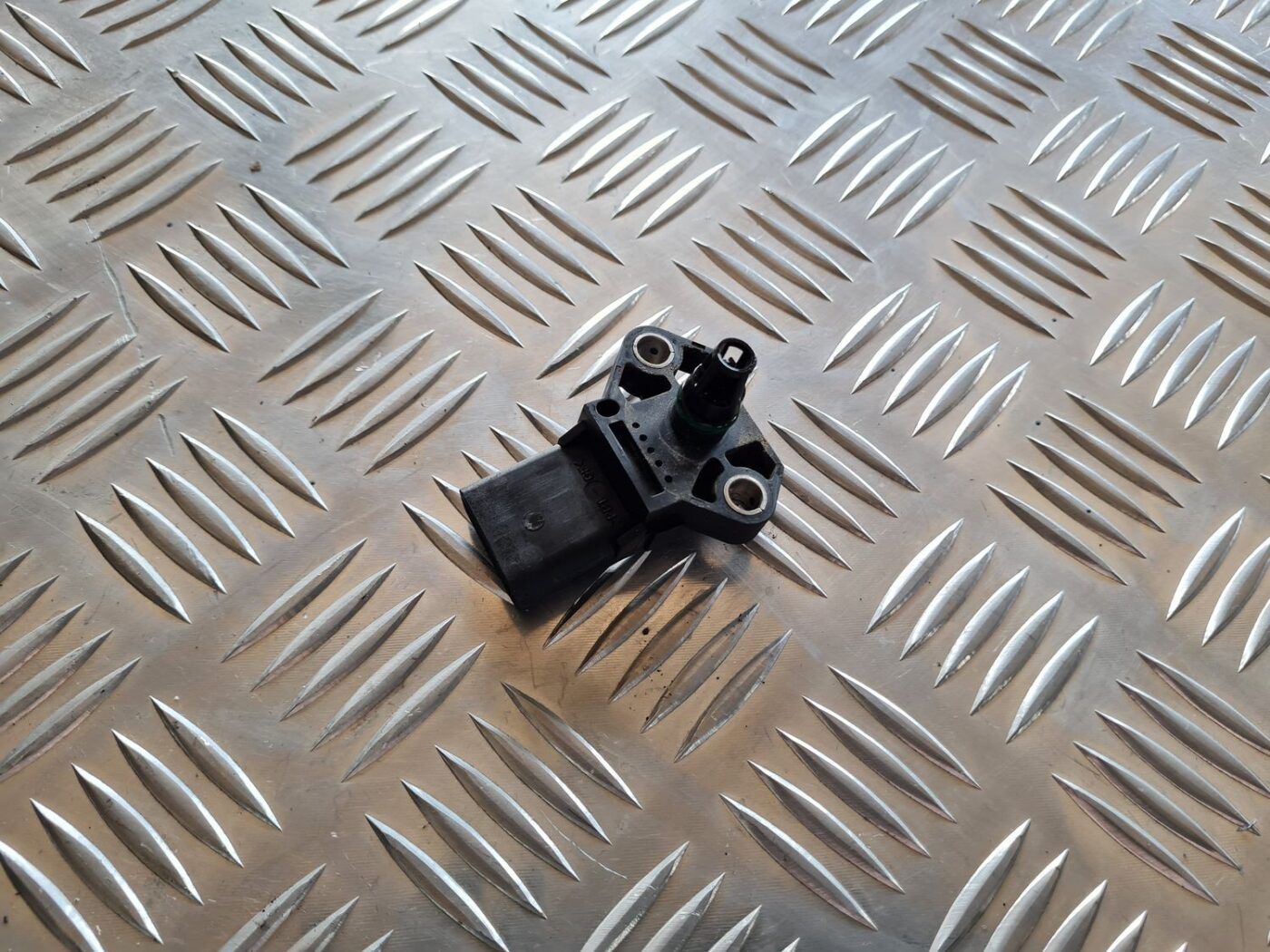 Ieplūdes kolektora spiediena devējs priekš VW PASSAT 2004 UNIVERSAL GREY 1 Ieplūdes kolektora spiediena devējs priekš VW PASSAT 2004 UNIVERSAL GREY