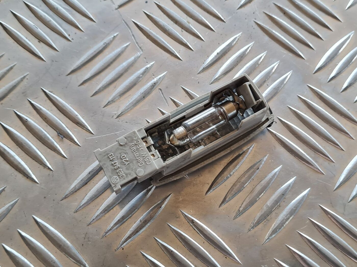 Saules aizsarga apgaismojums priekš VW PASSAT 2004 UNIVERSAL GREY 2 Saules aizsarga apgaismojums priekš VW PASSAT 2004 UNIVERSAL GREY