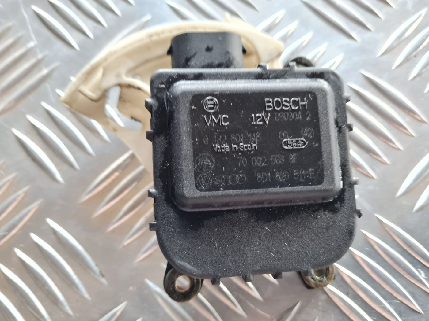 Apsildes sistēmas aktuators priekš VW PASSAT 2004 UNIVERSAL GREY