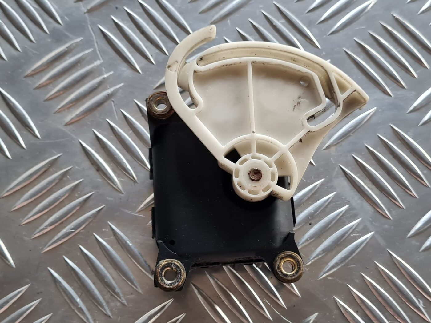 Apsildes sistēmas aktuators priekš VW PASSAT 2004 UNIVERSAL GREY