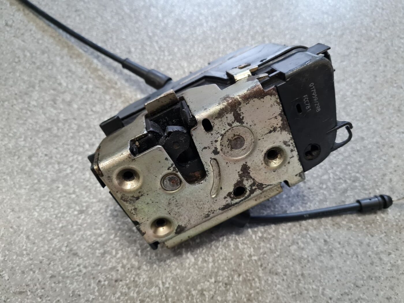 Aizmugurējo labo durvju slēdzene priekš RENAULT MEGANE 2004 8 Aizmugurējo labo durvju slēdzene priekš RENAULT MEGANE 2004