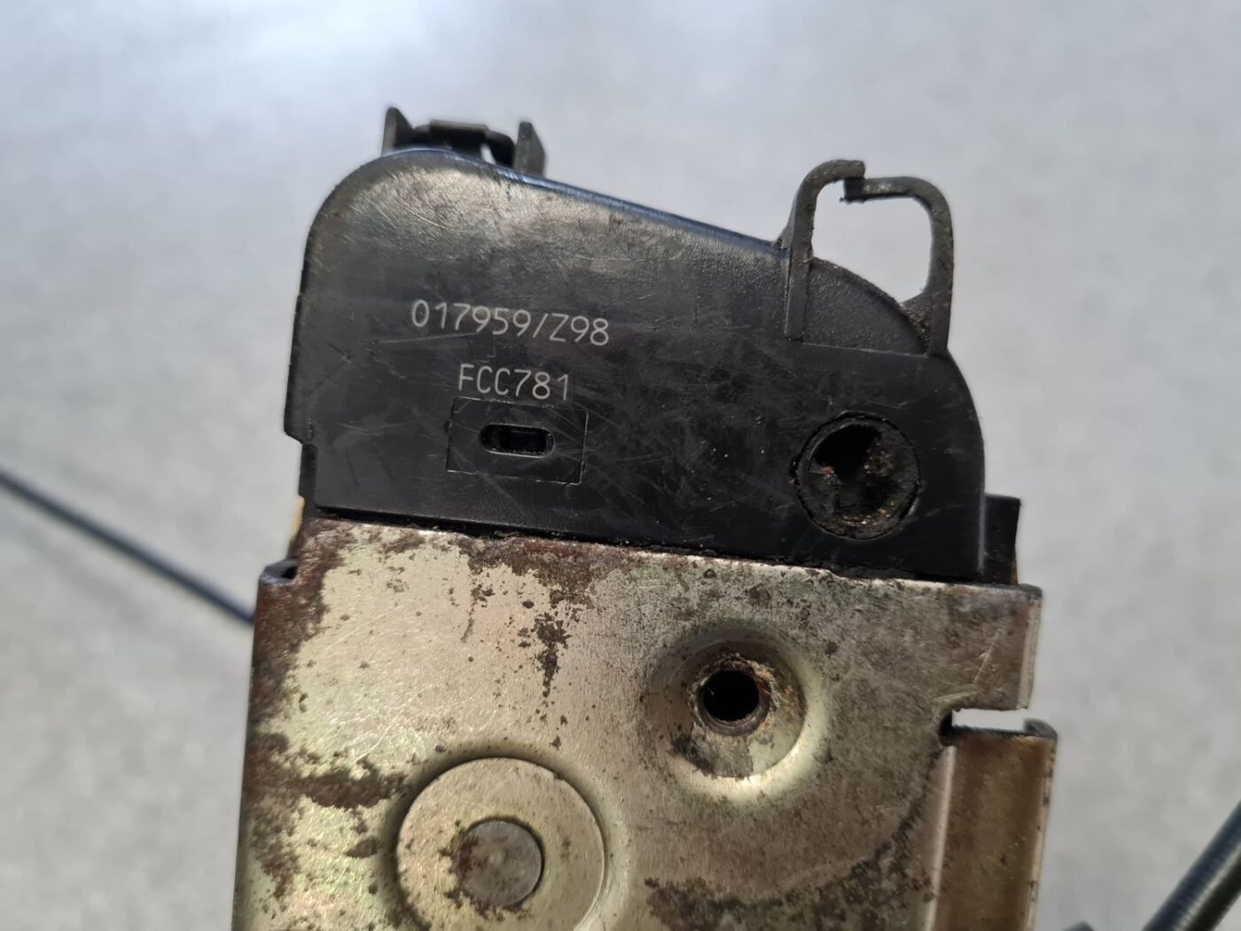 Aizmugurējo labo durvju slēdzene priekš RENAULT MEGANE 2004 7 Aizmugurējo labo durvju slēdzene priekš RENAULT MEGANE 2004