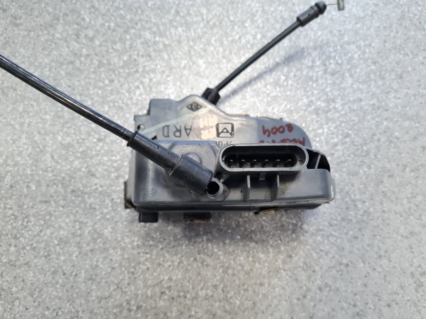 Aizmugurējo labo durvju slēdzene priekš RENAULT MEGANE 2004 6 Aizmugurējo labo durvju slēdzene priekš RENAULT MEGANE 2004