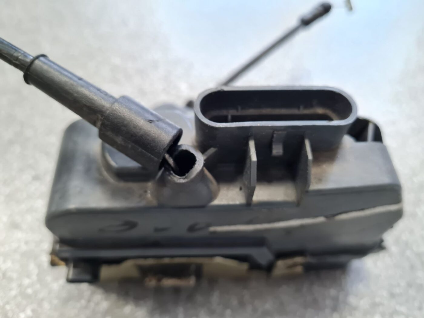 Aizmugurējo labo durvju slēdzene priekš RENAULT MEGANE 2004 5 Aizmugurējo labo durvju slēdzene priekš RENAULT MEGANE 2004