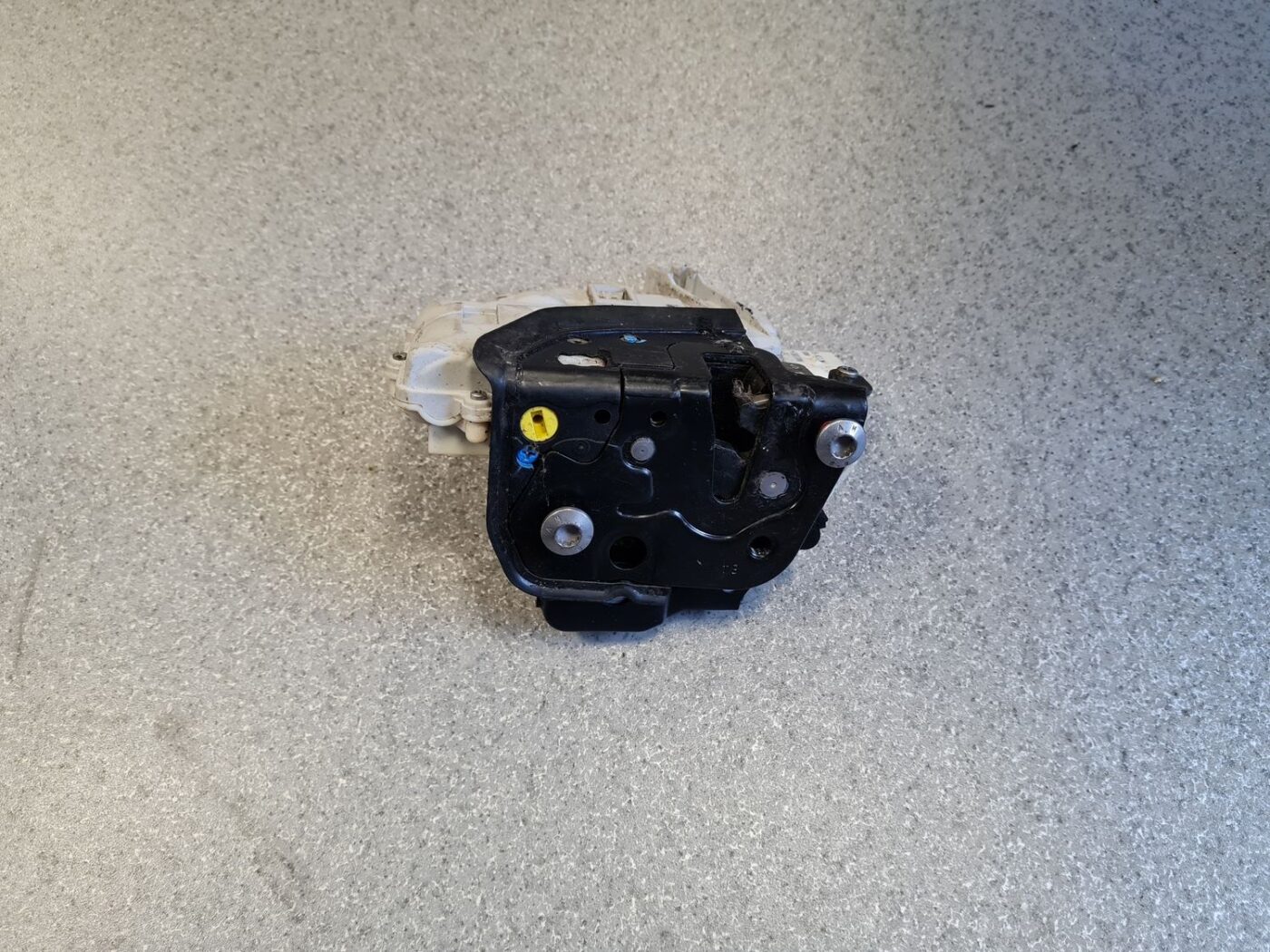 Aizmugurējo kreiso durvju slēdzene priekš AUDI A6 AVANT 2006 1 Aizmugurējo kreiso durvju slēdzene priekš AUDI A6 AVANT 2006