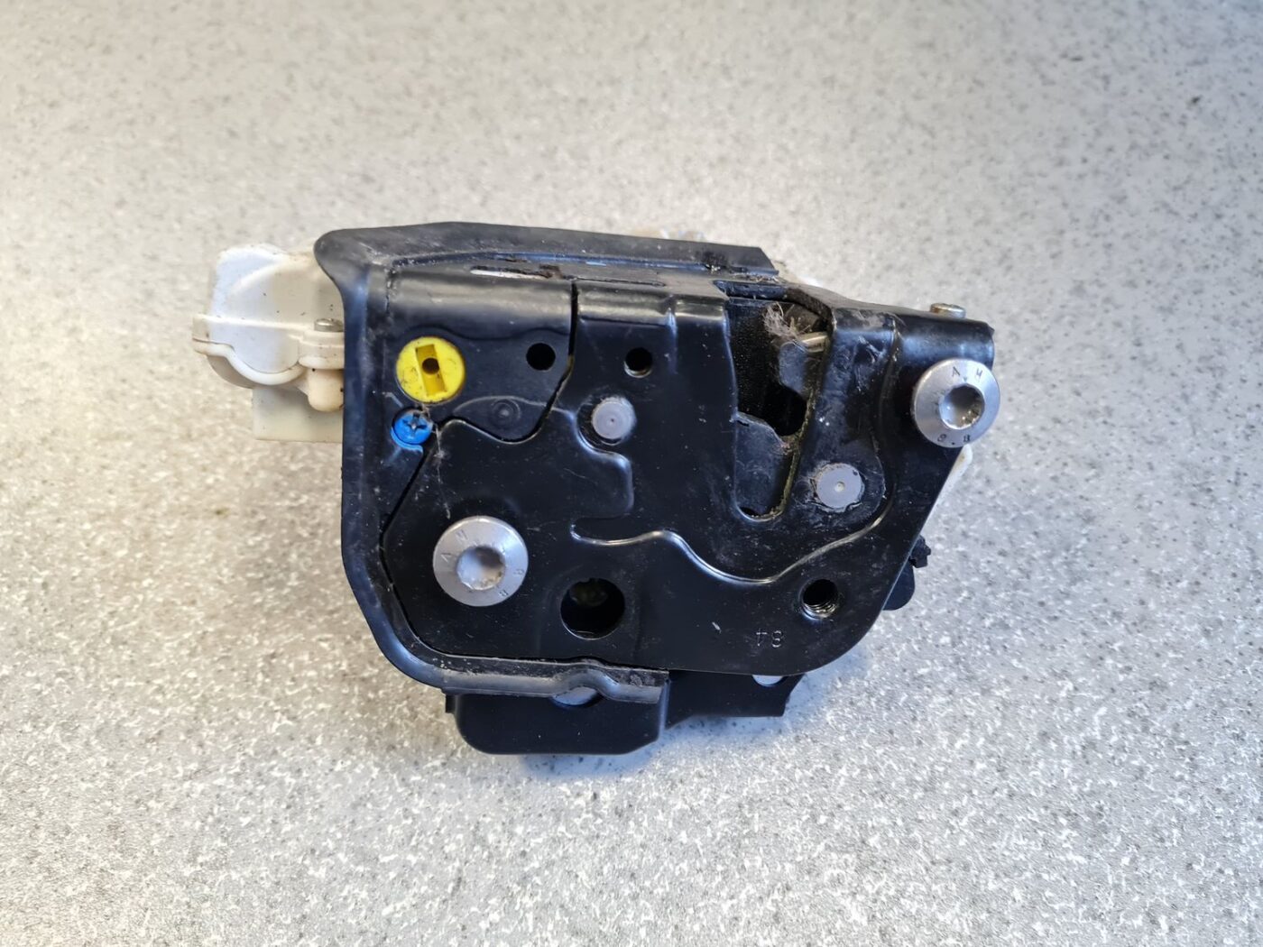 Aizmugurējo kreiso durvju slēdzene priekš AUDI A6 AVANT 2006 2 Aizmugurējo kreiso durvju slēdzene priekš AUDI A6 AVANT 2006