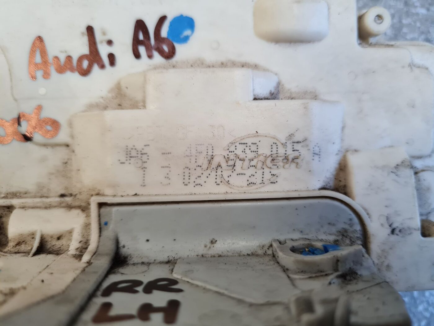 Aizmugurējo kreiso durvju slēdzene priekš AUDI A6 AVANT 2006 4 Aizmugurējo kreiso durvju slēdzene priekš AUDI A6 AVANT 2006