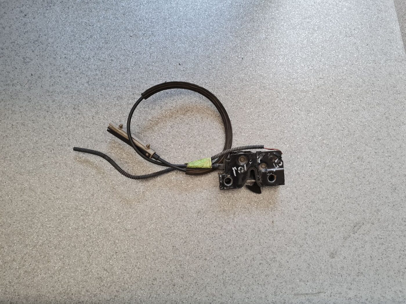 Pārsega slēdzene priekš VW GOLF 2014 1 Pārsega slēdzene priekš VW GOLF 2014