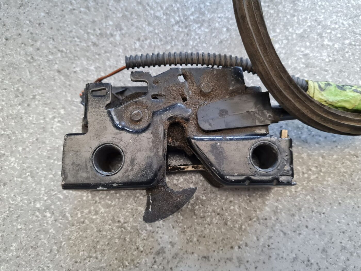 Pārsega slēdzene priekš VW GOLF 2014 5 Pārsega slēdzene priekš VW GOLF 2014