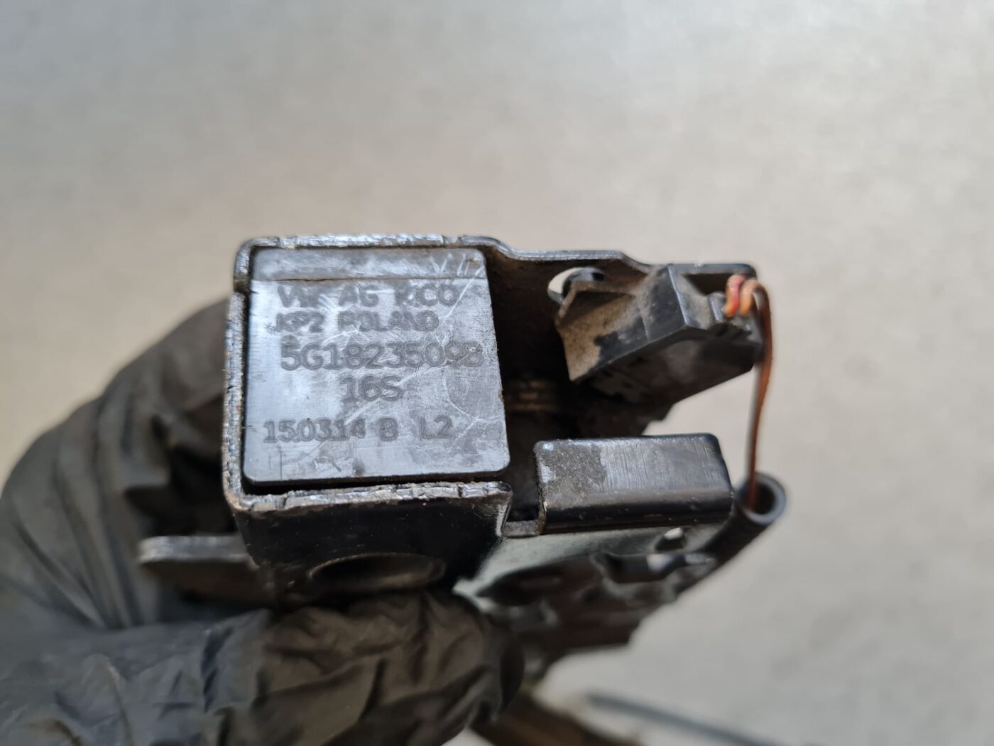 Pārsega slēdzene priekš VW GOLF 2014 3 Pārsega slēdzene priekš VW GOLF 2014