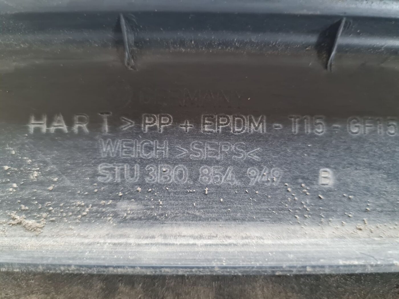 Aizmugurējo kreiso durvju moldings priekš VW PASSAT 2004 UNIVERSAL GREY 3 Aizmugurējo kreiso durvju moldings priekš VW PASSAT 2004 UNIVERSAL GREY