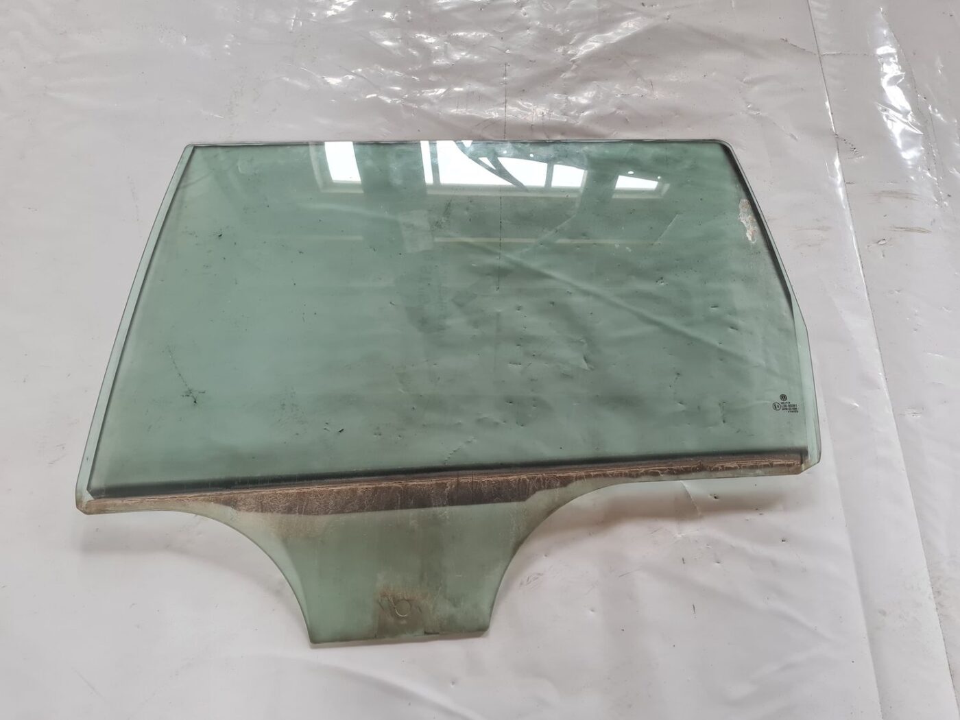 Aizmugurējo kreiso durvju stikls priekš VW PASSAT 2004 UNIVERSAL GREY