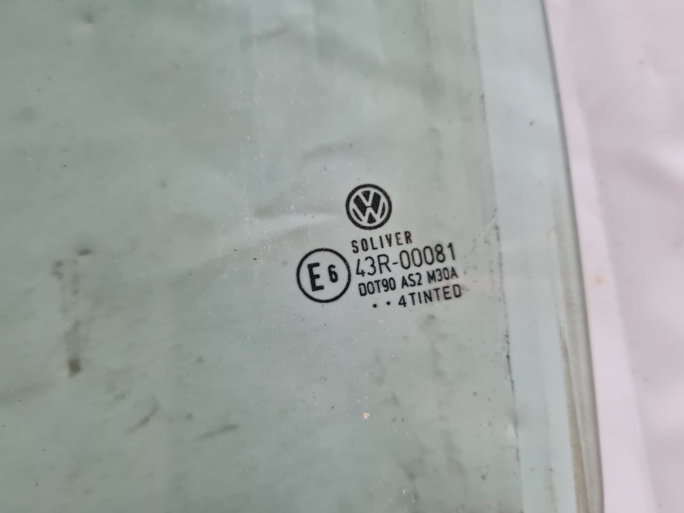 Aizmugurējo kreiso durvju stikls priekš VW PASSAT 2004 UNIVERSAL GREY