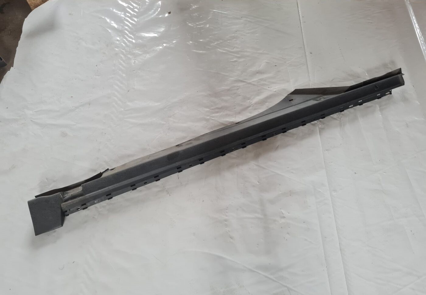 Ārēja sliekšņa laba uzlika priekš VW PASSAT 2004 UNIVERSAL GREY 1 Ārēja sliekšņa laba uzlika priekš VW PASSAT 2004 UNIVERSAL GREY