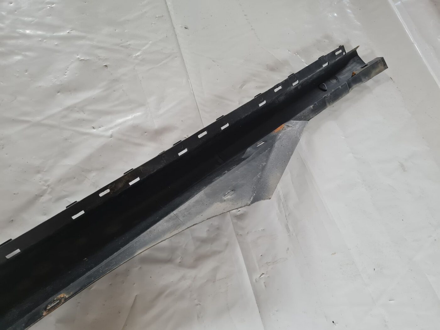 Ārēja sliekšņa laba uzlika priekš VW PASSAT 2004 UNIVERSAL GREY 4 Ārēja sliekšņa laba uzlika priekš VW PASSAT 2004 UNIVERSAL GREY