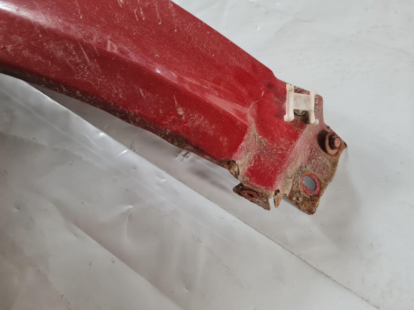 Priekšējais kreisais spārns priekš VW PASSAT 2004 UNIVERSAL GREY 2 Priekšējais kreisais spārns priekš VW PASSAT 2004 UNIVERSAL GREY