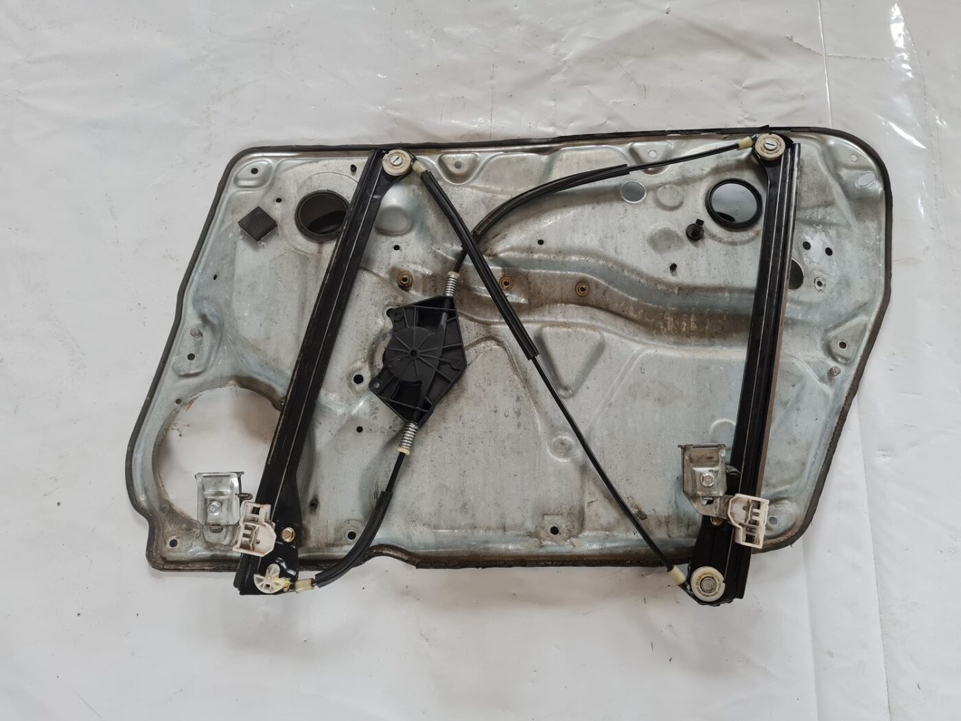 Stikla pacelšanas mehānisma panele priekš VW PASSAT 2004 UNIVERSAL GREY 3 Stikla pacelšanas mehānisma panele priekš VW PASSAT 2004 UNIVERSAL GREY