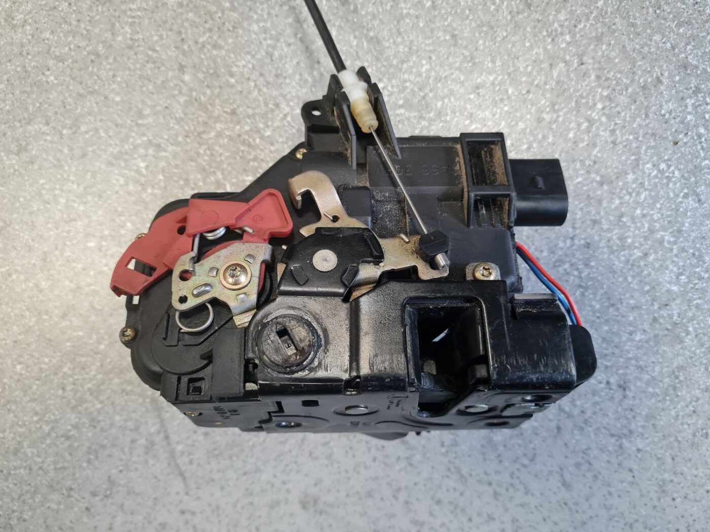 Aizmugurējo kreiso durvju slēdzene priekš AUDI A6 AVANT 2003