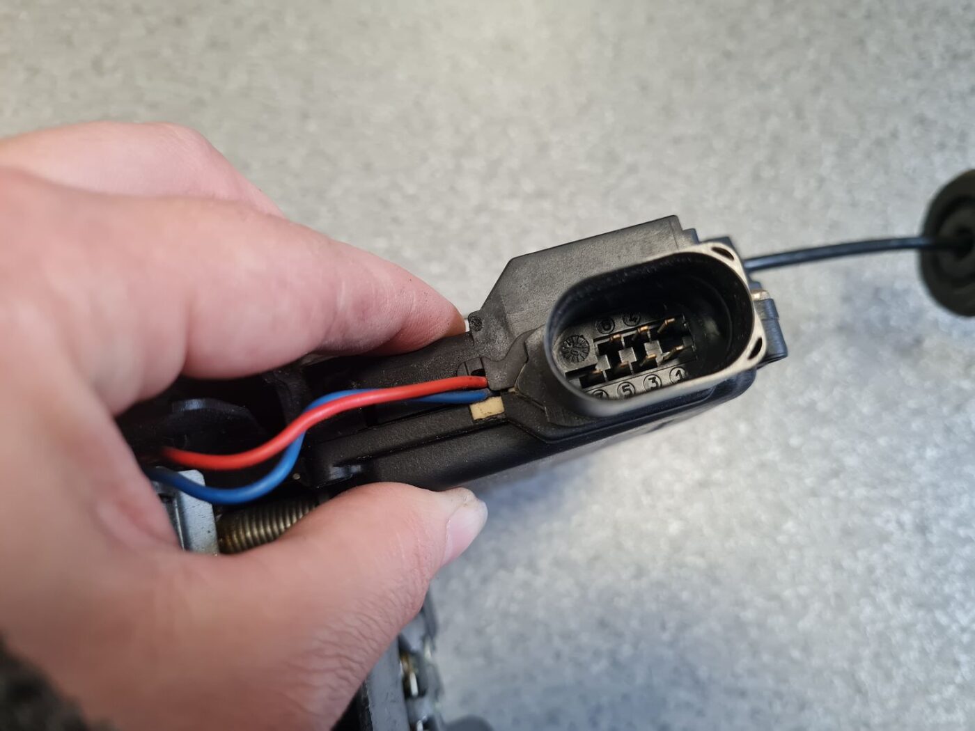 Aizmugurējo kreiso durvju slēdzene priekš AUDI A6 AVANT 2003